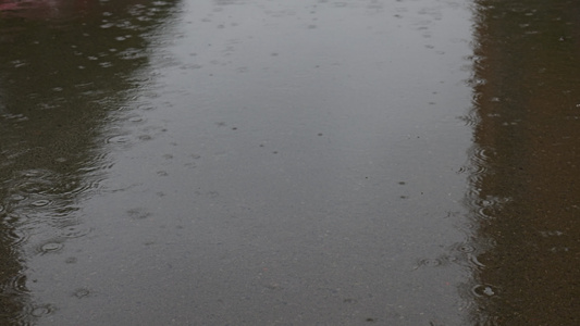 下雨雨滴雨水雨天夏天水暴雨滴水水滴天气雨空镜头视频