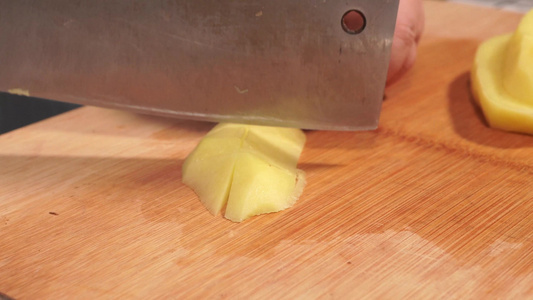  切土豆定土豆块处理马铃薯视频