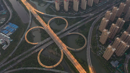 航拍城市风光中国结形状的高架桥立交桥立体交通4k夜景素材视频