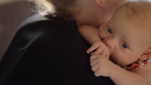 怀着母亲和女儿的婴儿11秒视频
