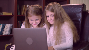 儿童在室内使用计算机的肖像11秒视频