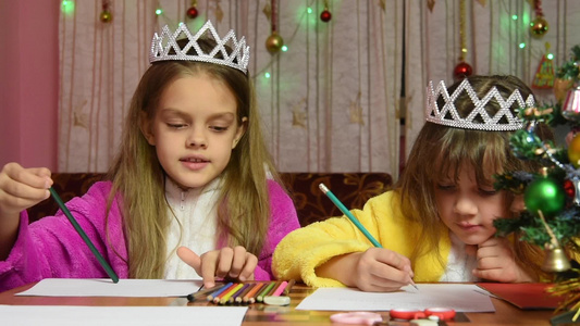 两个女孩在桌边画画有趣的是一个选择了想要的彩色铅笔视频