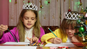 两个女孩在桌边画画有趣的是一个选择了想要的彩色铅笔28秒视频