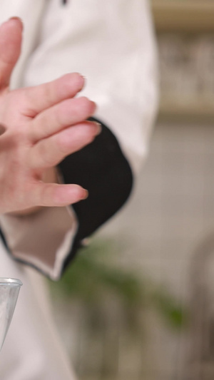 面点师用网子将低筋面粉筛出撒进碗里面点制作29秒视频