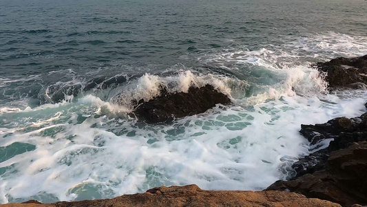 大海海浪拍打礁石视频