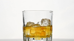 立方体冰倒在威士忌杯中11秒视频