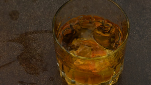 冰块落在酒吧柜台的威士忌杯中11秒视频