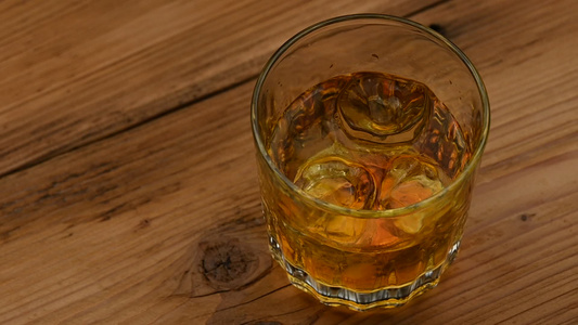 一杯威士忌桌上有冰块视频