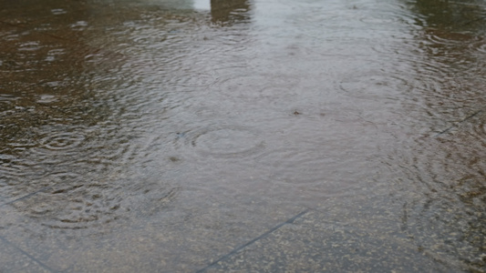 下雨雨滴雨水雨天夏天水暴雨滴水水滴天气雨空镜头视频