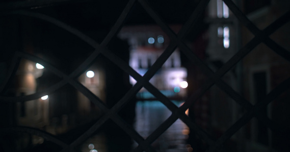 拍摄夜里威尼斯运河的照片视频