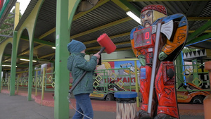小男孩在游乐公园玩玩具锤游戏的慢动作景象31秒视频