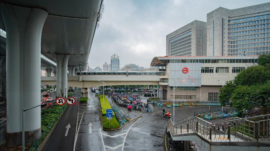 8k城市地铁雨天人流打伞车流阴天延时摄影视频