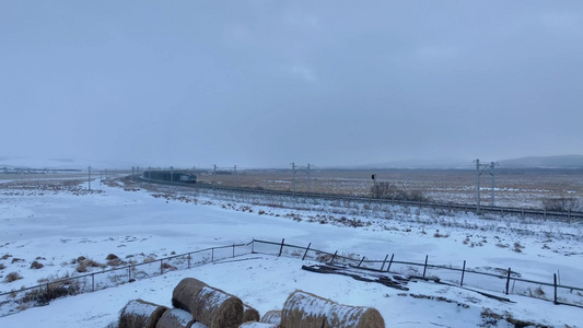 冬天风雪中行驶在大兴安岭林区的煤炭运输列车视频