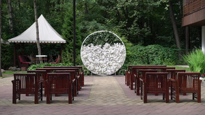 结婚仪式礼堂拱门装饰着白色花朵的7秒视频