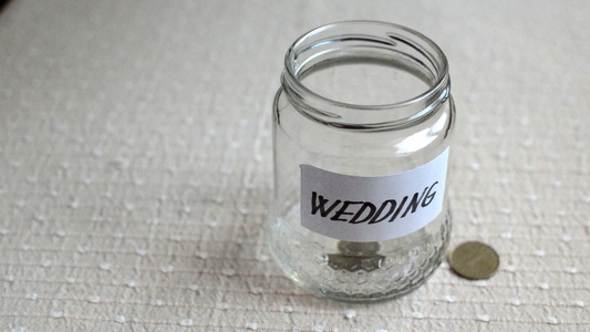 罐子里装满了结婚用的硬币视频