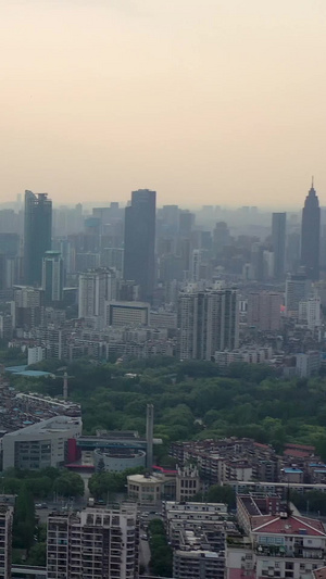 黄昏时刻的武汉汉口城区全景变焦版摩天大楼18秒视频