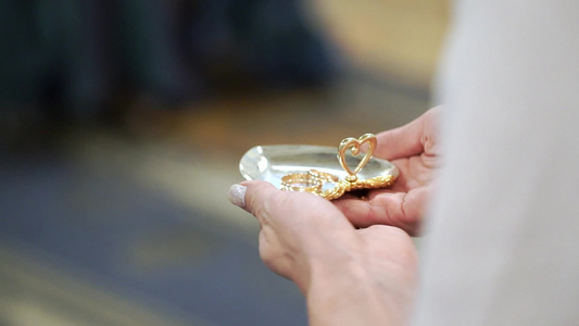 举行结婚仪式时妇女持有结婚戒指视频