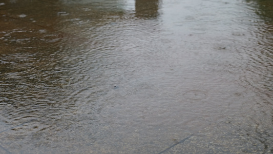 下雨雨滴雨水雨天夏天水暴雨滴水水滴天气雨空镜头视频