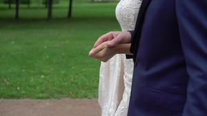 露户新娘和新郎手牵手在公园散步7秒视频