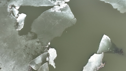 春天水面浮冰视频
