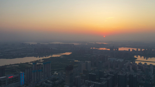 航拍风光城市雾霾中的晚霞落日天空4k素材视频