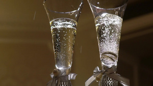 结婚戒指落到玻璃杯的香槟里9秒视频