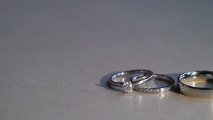 结婚戒指的滚动速度缓慢6秒视频