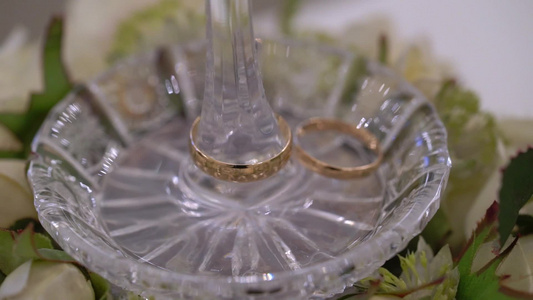 玻璃盘中的结婚戒指视频