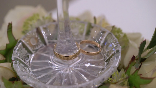 玻璃盘中的结婚戒指视频
