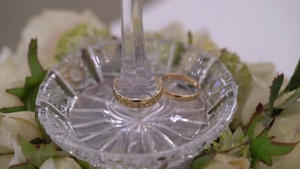 玻璃盘中的结婚戒指8秒视频