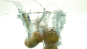 猕猴桃落入水中8秒视频