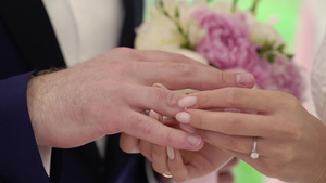 婚礼那天新郎把戒指放在新娘的手上17秒视频