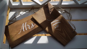 婚礼时装饰的木板牌子7秒视频