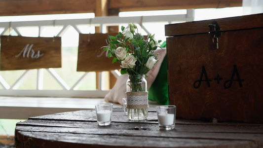 婚礼时装饰的木板牌子上装饰视频