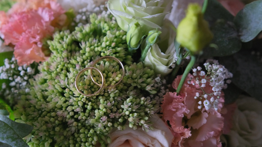 结婚戒指躺在鲜花顶上视频