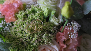 结婚戒指躺在鲜花顶上8秒视频