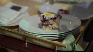 婚礼蛋糕传统的庆祝晚宴甜点新娘和新郎的切片13秒视频