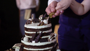 婚礼蛋糕传统的庆祝晚宴甜点新娘和新郎的切片6秒视频