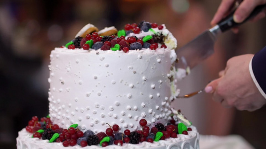 婚礼蛋糕传统的庆祝晚宴甜点新娘和新郎的切片视频