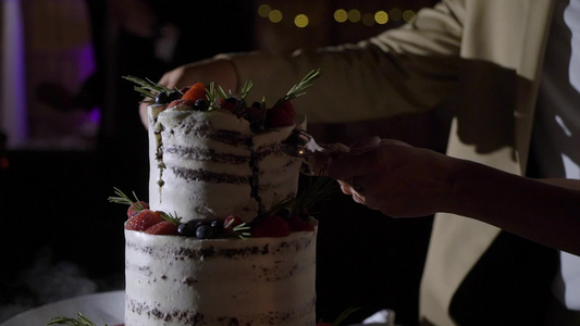 婚礼蛋糕传统的庆祝晚宴甜点新娘和新郎的切片视频