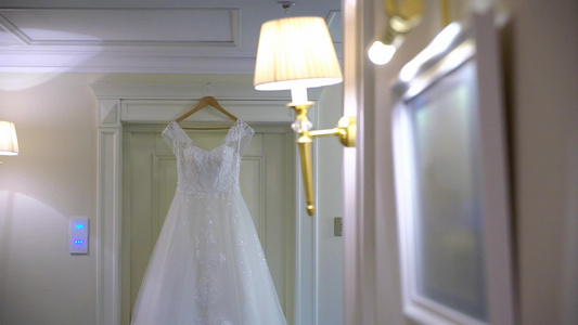新娘的豪华结婚礼服婚纱白袍视频