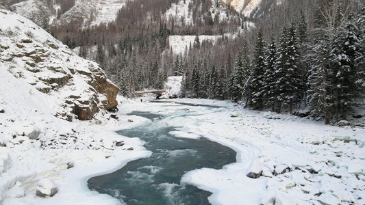 雪景山谷岩石小溪流视频