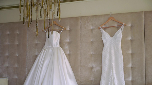 新娘的两件豪华结婚礼服婚纱白袍视频
