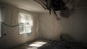 在废弃房屋中透过窗出现幽灵31秒视频