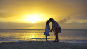 小女孩和快乐的母亲在海滩的日落时光下摇着月光10秒视频