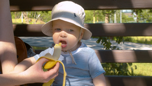 婴儿在公园里吃香蕉45秒视频