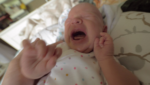 正在哭着的新生儿婴儿11秒视频