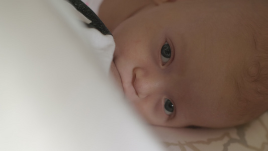 婴儿2个月母乳喂养视频