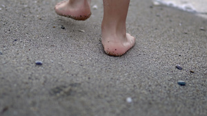 迈向海滩上小婴儿一步一步学会走路19秒视频