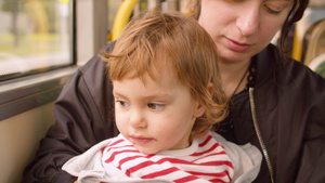母亲和女儿乘坐移动公共汽车53秒视频